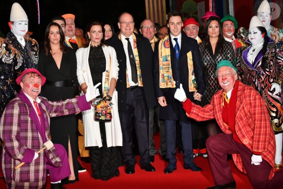Pauline Ducruet, la princesse Stéphanie de Monaco, le prince Albert II de Monaco, Louis Ducruet et, derrière, sa compagne Marie et Robert Hossein lors de la soirée de remise des prix du 42ème Festival International du Cirque de Monte Carlo le 23 janvier 2018. © Bruno Bebert/Bestimage