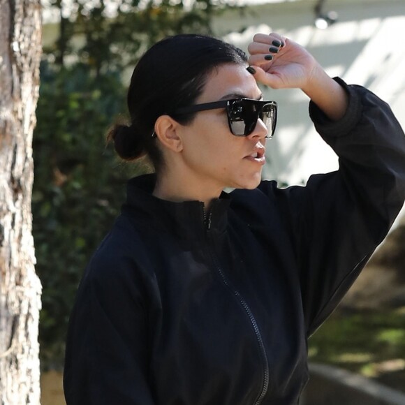 Exclusif - Kourtney Kardashian rend visite à des amis à Los Angeles, le 27 décembre 2018.