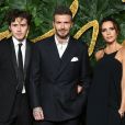 David Beckham et Victoria Beckham avec leur fils aîné Brooklyn à la soirée Fashion Awards 2018 au Royal Albert Hall à Londres, le 10 décembre 2018.