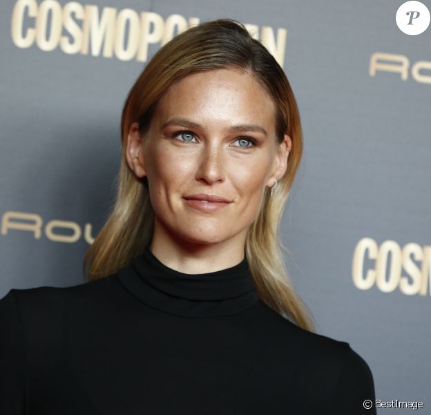 Bar Refaeli au photocall de la soirée "Cosmopolitan Awards" à Madrid. Le 18 octobre 2018