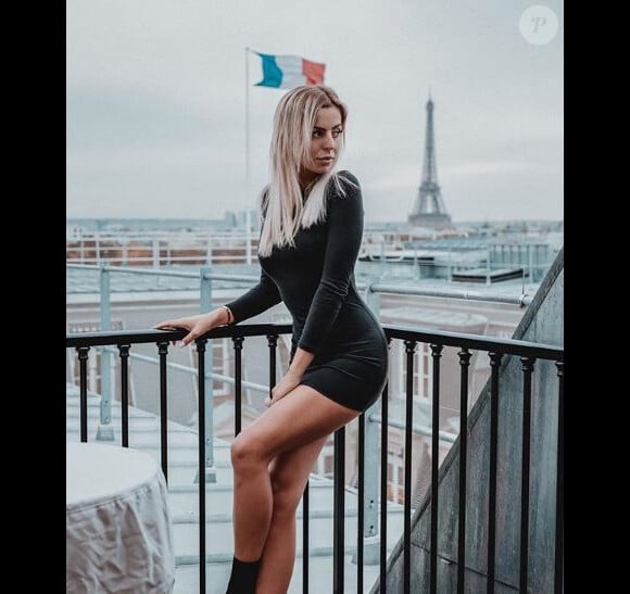 Hillary Vande sexy en robe, à Paris - Instagram, 8 janvier 2019
