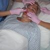Rodrigo Alves alias "Human Ken Doll" lors d'une opération chirurgicale du visage au centre Medico Beauty & IVF de Prague, République tchèque, le 3 mai 2018.