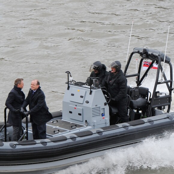 Daniel Craig et Rory Kinnear tournent une scène sur la Tamise pour le nouveau film James Bond "Spectre" à Londres. Le 15 décembre 2014