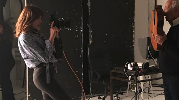 Carla Bruni dévoile une silhouette de rêve en shooting