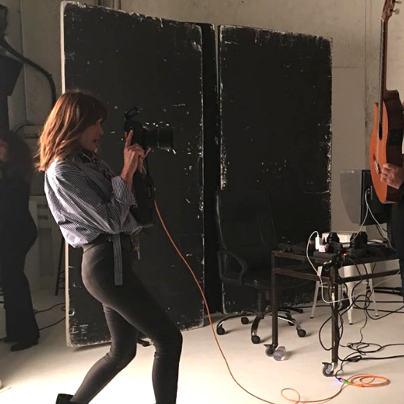 Carla Bruni en shooting avec le photographe Gilles Bensimon pour le magazine "ELLE" italie, janvier 2019.