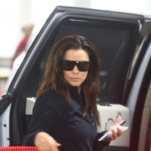 Exclusif - Eva Longoria fait quelques courses rapides au supermarché du coin à West Hollywood le 19 décembre 2018.