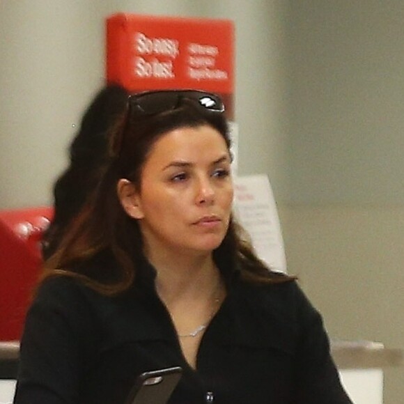 Exclusif - Eva Longoria fait quelques courses rapides au supermarché du coin à West Hollywood le 19 décembre 2018.