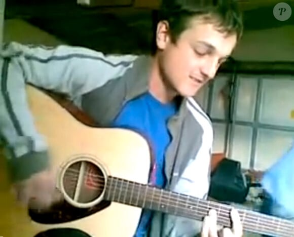 Ronan Sexton, faisant de la guitare dans une vidéo postée sur Dailymotion.