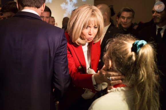 Le président de la république, Emmanuel Macron et la Première Dame Brigitte Macron fêtent le Noël de l'Elysée à la Manufacture des Gobelins, Paris, France, le 19 décembre 2018. A l'occasion du traditionnel « Noël de l’Elysée » qui a lieu cette année à la Manufacture des Gobelins (en raison des travaux de rénovation actuellement en cours), le Président de la République et la Première Dame Mme Brigitte Macron, ont accueilli des enfants du personnel de l’Elysée, des enfants de policiers, gendarmes, pompiers et de militaires morts ou gravement blessés en service cette année, ainsi que des enfants de l’association ELA, Solidarité enfants Sida, Du Sport et plus, et des résidents de l’institut médico-éducatif Henri Wallon. © Stephane Lemouton / Bestimage