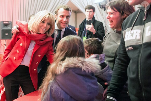Le président de la république, Emmanuel Macron et la Première Dame Brigitte Macron fêtent le Noël de l'Elysée à la Manufacture des Gobelins, Paris, France, le 19 décembre 2018. A l'occasion du traditionnel « Noël de l’Elysée » qui a lieu cette année à la Manufacture des Gobelins (en raison des travaux de rénovation actuellement en cours), le Président de la République et la Première Dame Mme Brigitte Macron, ont accueilli des enfants du personnel de l’Elysée, des enfants de policiers, gendarmes, pompiers et de militaires morts ou gravement blessés en service cette année, ainsi que des enfants de l’association ELA, Solidarité enfants Sida, Du Sport et plus, et des résidents de l’institut médico-éducatif Henri Wallon. © Stephane Lemouton / Bestimage