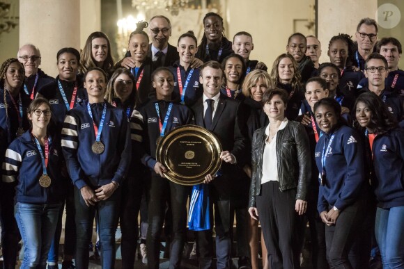 Le président de la république, Emmanuel Macron et la première dame Brigitte Macron reçoivent les joueuses de handball, championnes d'Europe au palais de l'Élysée à Paris le 17 décembre 2018. © Stéphane Lemouton/Bestimage