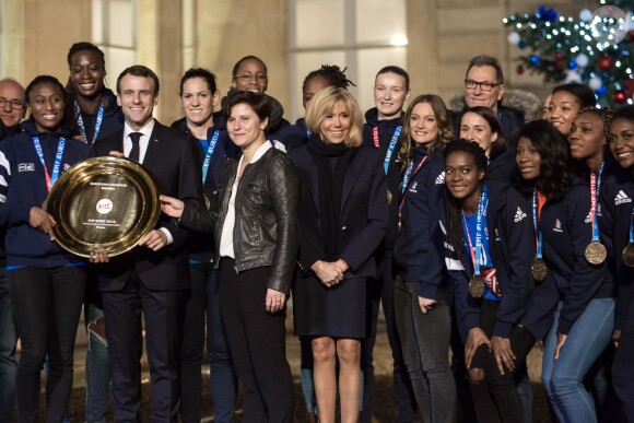 Le président de la république, Emmanuel Macron et la première dame Brigitte Macron reçoivent les joueuses de handball, championnes d'Europe au palais de l'Élysée à Paris le 17 décembre 2018. © Stéphane Lemouton/Bestimage
