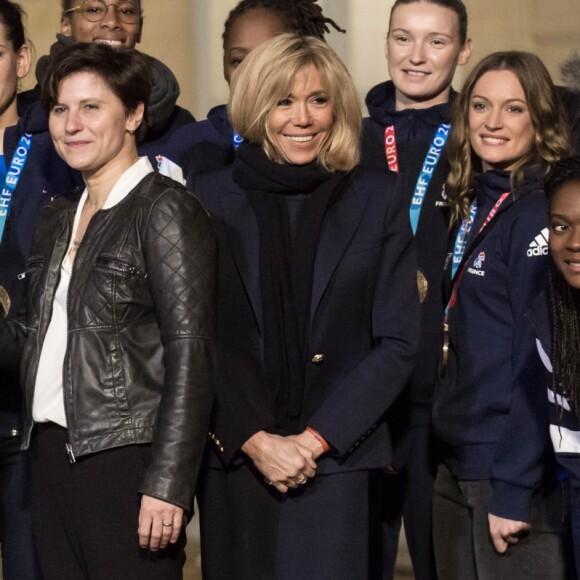 Le président de la république, Emmanuel Macron et la première dame Brigitte Macron reçoivent les joueuses de handball, championnes d'Europe au palais de l'Élysée à Paris le 17 décembre 2018. © Stéphane Lemouton/Bestimage