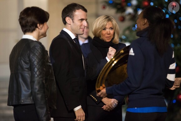 Le président de la république, Emmanuel Macron et la première dame Brigitte Macron reçoivent les joueuses de handball, championnes d'Europe au palais de l'Élysée à Paris le 17 décembre 2018. © Stéphane Lemouton/Bestimage
