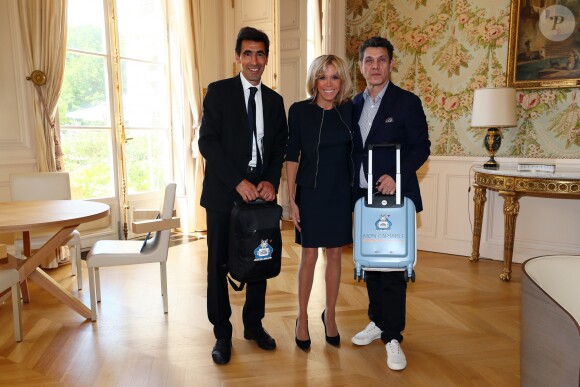 Exclusif - Prix Spécial - La Première dame Brigitte Macron (Trogneux) reçoit Marc Lavoine et Abdel Aissou pour un déjeuner de travail pour présenter "Mon Cartable Connecté" au palais de Elysée à Paris, France, le 12 juillet 2017. "Mon Cartable Connecté" est porté par 3 partenaires associé: M. Lavoine, R. Domenech et A. Aissou. En France, près de 2 millions d'enfants sont hospitalisés chaque année. Quelle que soit la durée de ce séjour, leur hospitalisation les sépare de leur école, de leur classe et de leurs camarades. L'enfant gravement malade est victime d'une double peine: La maladie et la privation de sa vie quotidienne. Grâce au cartable connecte le lien est conservé avec la classe, les camarades et les enseignants. C'est un élément décisif pour éviter la rupture de la sociabilité de l'enfant et un pas vers la guérison. © Sébastien Valiela/Bestimage
