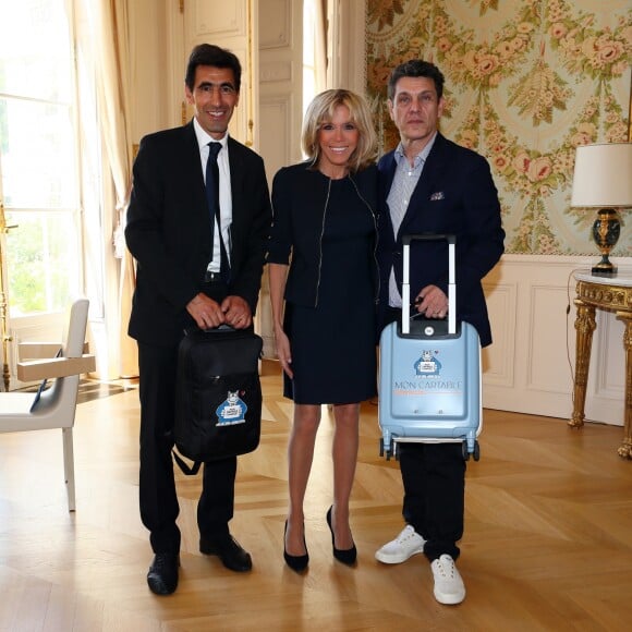 Exclusif - Prix Spécial - La Première dame Brigitte Macron (Trogneux) reçoit Marc Lavoine et Abdel Aissou pour un déjeuner de travail pour présenter "Mon Cartable Connecté" au palais de Elysée à Paris, France, le 12 juillet 2017. "Mon Cartable Connecté" est porté par 3 partenaires associé: M. Lavoine, R. Domenech et A. Aissou. En France, près de 2 millions d'enfants sont hospitalisés chaque année. Quelle que soit la durée de ce séjour, leur hospitalisation les sépare de leur école, de leur classe et de leurs camarades. L'enfant gravement malade est victime d'une double peine: La maladie et la privation de sa vie quotidienne. Grâce au cartable connecte le lien est conservé avec la classe, les camarades et les enseignants. C'est un élément décisif pour éviter la rupture de la sociabilité de l'enfant et un pas vers la guérison. © Sébastien Valiela/Bestimage