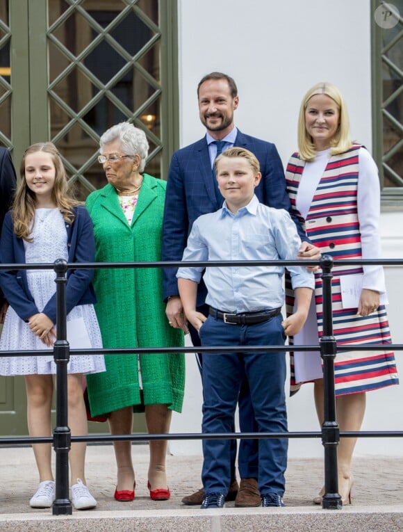 La princesse Ingrid Alexandra, la princesse Astrid, le prince Haakon, le prince Sverre Magnus, la princesse Mette-Marit lors du 80e anniversaire de la reine Sonja de Norvège à Oslo, le 4 juillet 2017.