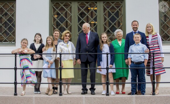 Emma Tallulah Behn, Maud Angelica Behn, Leah Isadora Behn, la princesse Martha Louise, la reine Sonja, le roi Harald, la princesse Ingrid Alexandra, la princesse Astrid, le prince Haakon, le prince Sverre Magnus, la princesse Mette-Marit lors du 80e anniversaire de la reine Sonja de Norvège à Oslo, le 4 juillet 2017.