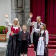 Le prince Haakon, la princesse Mette-Marit, leurs enfants le prince Sverre Magnus et la princesse Ingrid Alexandra de Norvège lors de la Fête nationale norvégienne dans la résidence Skaugum à Oslo, le 17 mai 2017.