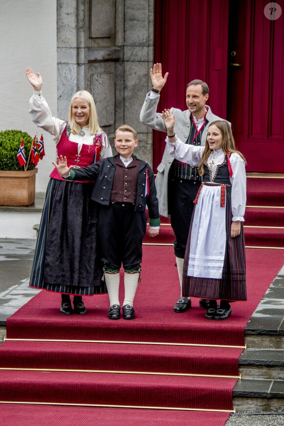 Le prince Haakon, la princesse Mette-Marit, leurs enfants le prince Sverre Magnus et la princesse Ingrid Alexandra de Norvège lors de la Fête nationale norvégienne dans la résidence Skaugum à Oslo, le 17 mai 2017.