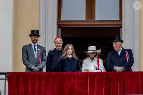 Le prince Haakon, la princesse Mette-Marit de Norvège, la princesse Ingrid Alexandra, la reine Sonja et le roi Harald au balcon lors de la Fête nationale norvégienne à la résidence Skaugum à Oslo, le 17 mai 2017.