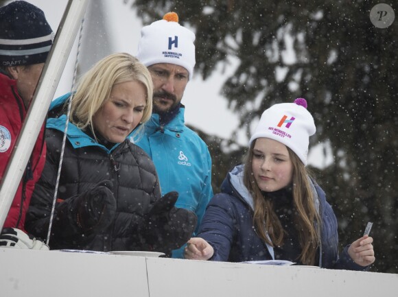 La princesse Mette-Marit, le prince Haakon et la princesse Ingrid Alexandra de Norvège lors du Holmen Ski Festival à Oslo le 11 mars 2018.
