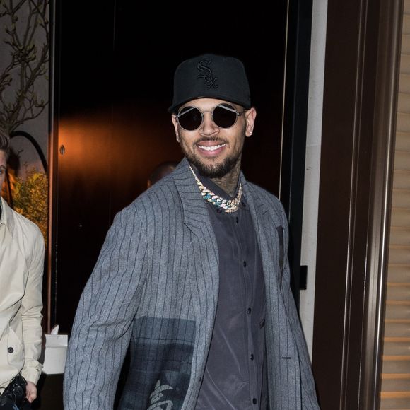Chris Brown sort de l'hôtel Mandarin Oriental à Paris le 17 janvier 2019.