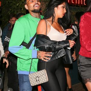 Chris Brown est allé faire la fête avec une jolie inconnue chez Poppy à West Hollywood, le 5 avril 2018
