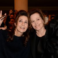 Fashion Week : Valérie Lemercier et Iris Mittenaere, spectatrices aux anges !