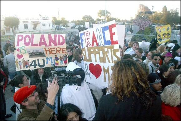 Les fans Michael Jackson devant le tribunal de Santa Maria en 2005.