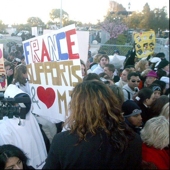 Les fans Michael Jackson devant le tribunal de Santa Maria en 2005.