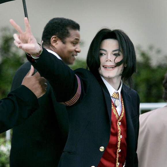 Michael Jackson lors de son arrivée au tribunal de Santa Maria en 2005.