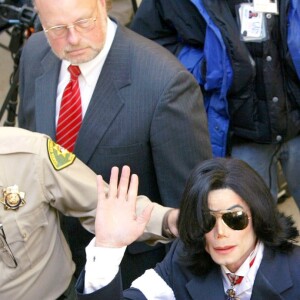 Michael Jackson lors de son arrivée au tribunal de Santa Maria en 2004, dans le cadre de son procès pour agression sexuelle sur enfant.