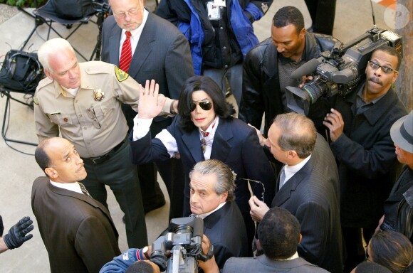 Michael Jackson lors de son arrivée au tribunal de Santa Maria en 2004, dans le cadre de son procès pour agression sexuelle sur enfant.