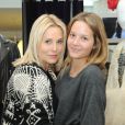 Sophie Favier avec sa fille, dans sa boutique de vêtements à Neuilly, le 10 novembre 2012.