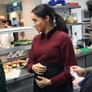 Meghan Markle (enceinte), duchesse de Sussex, rend visite à la Hubb Community Kitchen à Londres le 21 novembre 2018.