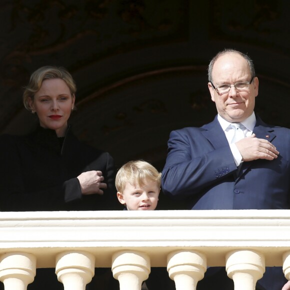 Le prince Albert II de Monaco, la princesse Charlene et leur fils le prince héréditaire Jacques de Monaco assistant depuis le balcon du palais princier à la procession des reliques de Sainte Dévote à Monaco le 27 janvier 2019. ©Jean-François Ottonello/Nice-Matin/Bestimage