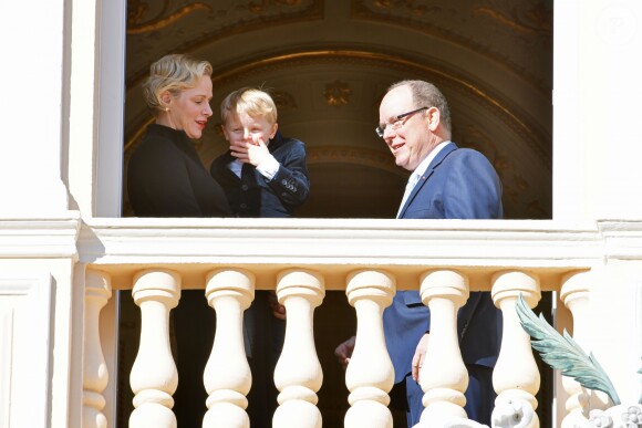 La princesse Charlene de Monaco, le prince Albert II et leur fils le prince héréditaire Jacques assistant depuis le balcon du palais princier à la procession des reliques de Sainte Dévote à Monaco le 27 janvier 2019. ©Bruno Bebert/Bestimage
