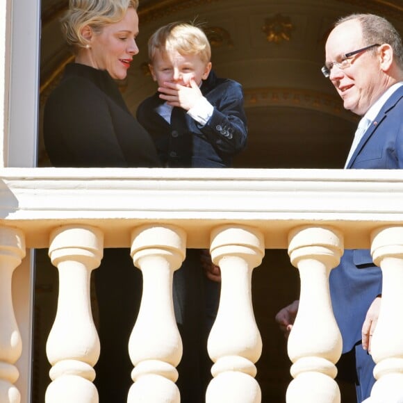 La princesse Charlene de Monaco, le prince Albert II et leur fils le prince héréditaire Jacques assistant depuis le balcon du palais princier à la procession des reliques de Sainte Dévote à Monaco le 27 janvier 2019. ©Bruno Bebert/Bestimage