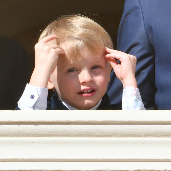 Le prince héréditaire Jacques de Monaco s'est joint à ses parents la princesse Charlene et le prince Albert II pour assister depuis le balcon du palais princier à la procession des reliques de Sainte Dévote à Monaco le 27 janvier 2019. ©Bruno Bebert/Bestimage