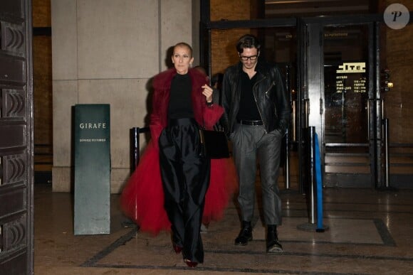 Semi-exclusif - Céline Dion (Manteau en tulle rouge) et Pepe Munoz à la sortie du restaurant Girafe à Paris, France, le 27 janvier 2019.