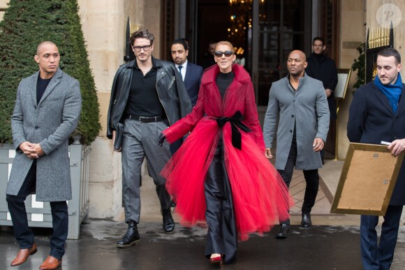 Céline Dion et son ami Pepe Munoz à la sortie de l'hotel Crillon, à Paris, se rendent au théâtre Mogador le 27 Janvier 2019