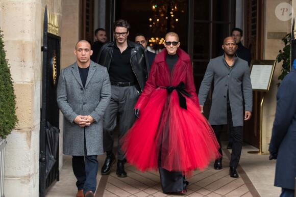 Céline Dion et son ami Pepe Munoz à la sortie de l'hotel Crillon à Paris se rendent au théâtre Mogador le 27 Janvier 2019