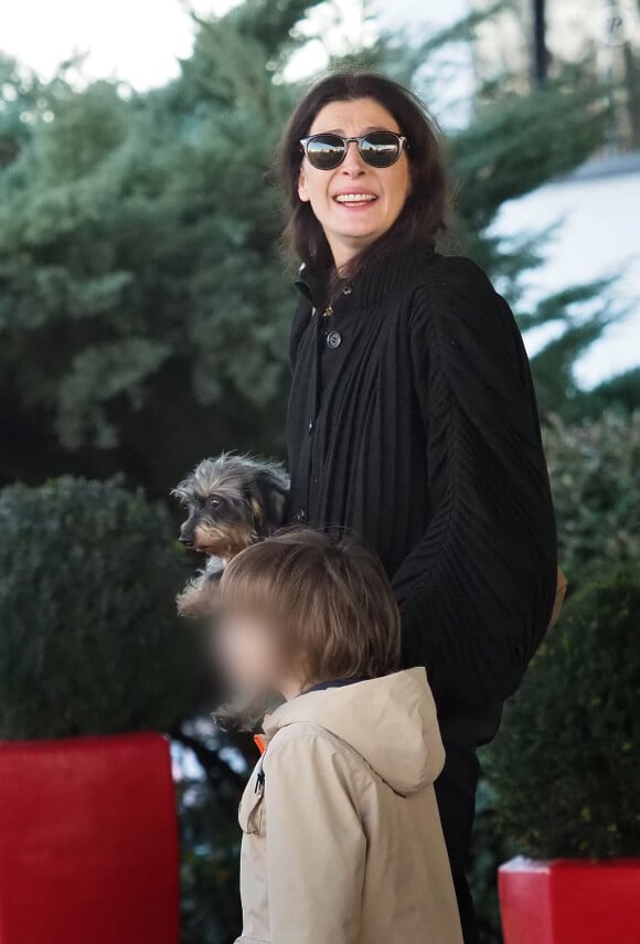 Marie-Agnes Gillot avec son fils Paul et son chien - Les people quittent leur hôtel afin de participer à l'enregistrement du nouveau spectacle des Enfoirés à Bordeaux le 28 janvier 2019.
