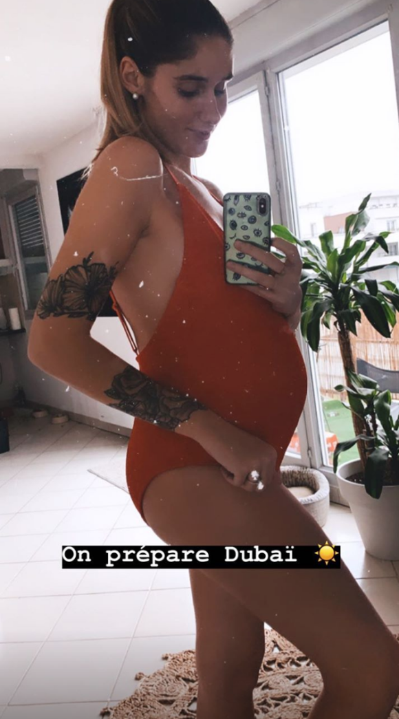 Jesta ("Koh-Lanta") enceinte, en maillot de bain. Janvier 2019.
