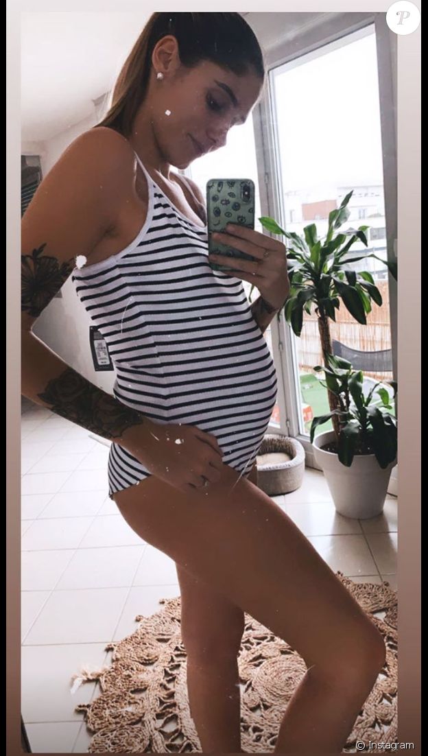 Jesta ("Koh-Lanta") enceinte, en maillot de bain. Janvier 2019.