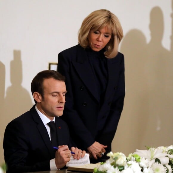 Le président de la République française Emmanuel Macron (signature du Livre d'Or) et sa femme la Première Dame Brigitte Macron - Le président de la République française et sa femme la Première Dame et le pape copte orthodoxe au siège de la papauté copte à la cathédrale Saint-Marcdu Caire à Abbassia, Egypte, le 29 janvier 2019. Le couple présidentiel français est en visite officielle de trois jours en Egypte. © Dominique Jacovides/Bestimage