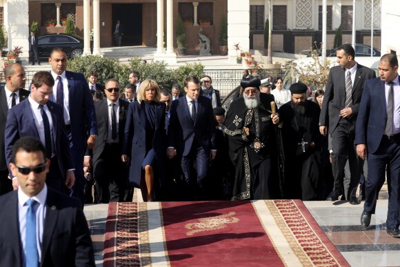Le président de la République française Emmanuel Macron, sa femme la Première Dame Brigitte Macron et le pape copte orthodoxe Tawadros II (Théodore II) - Le président de la République française et sa femme la Première Dame et le pape copte orthodoxe au siège de la papauté copte à la cathédrale Saint-Marcdu Caire à Abbassia, Egypte, le 29 janvier 2019. Le couple présidentiel français est en visite officielle de trois jours en Egypte. © Dominique Jacovides/Bestimage
