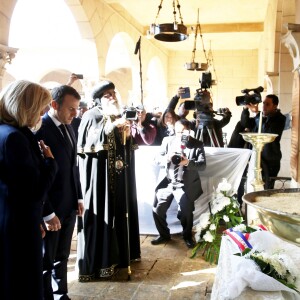 Le président de la République française Emmanuel Macron, sa femme la Première Dame Brigitte Macron, le ministre de l'Europe et des Affaires Etrangères Jean-Yves Le Drian et le pape copte orthodoxe Tawadros II (Théodore II) lors du dépot de gerbes à l'église El Boutrosia (lieu d'attentat contre la communauté copte en 2016) - Le président de la République française et sa femme la Première Dame et le pape copte orthodoxe au siège de la papauté copte à la cathédrale Saint-Marcdu Caire à Abbassia, Egypte, le 29 janvier 2019. Le couple présidentiel français est en visite officielle de trois jours en Egypte. © Dominique Jacovides/Bestimage