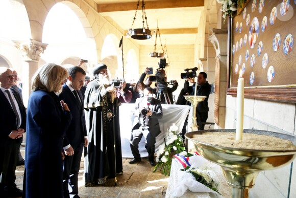 Le président de la République française Emmanuel Macron, sa femme la Première Dame Brigitte Macron, le ministre de l'Europe et des Affaires Etrangères Jean-Yves Le Drian et le pape copte orthodoxe Tawadros II (Théodore II) lors du dépot de gerbes à l'église El Boutrosia (lieu d'attentat contre la communauté copte en 2016) - Le président de la République française et sa femme la Première Dame et le pape copte orthodoxe au siège de la papauté copte à la cathédrale Saint-Marcdu Caire à Abbassia, Egypte, le 29 janvier 2019. Le couple présidentiel français est en visite officielle de trois jours en Egypte. © Dominique Jacovides/Bestimage